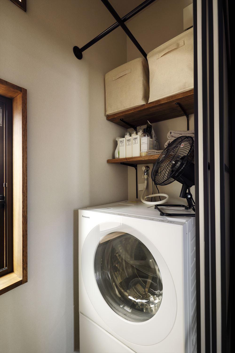 階段の途中に空間を設け、中二階に。
洗濯と室内干しができるユーティリティスペースを設けた。空間の有効活用！