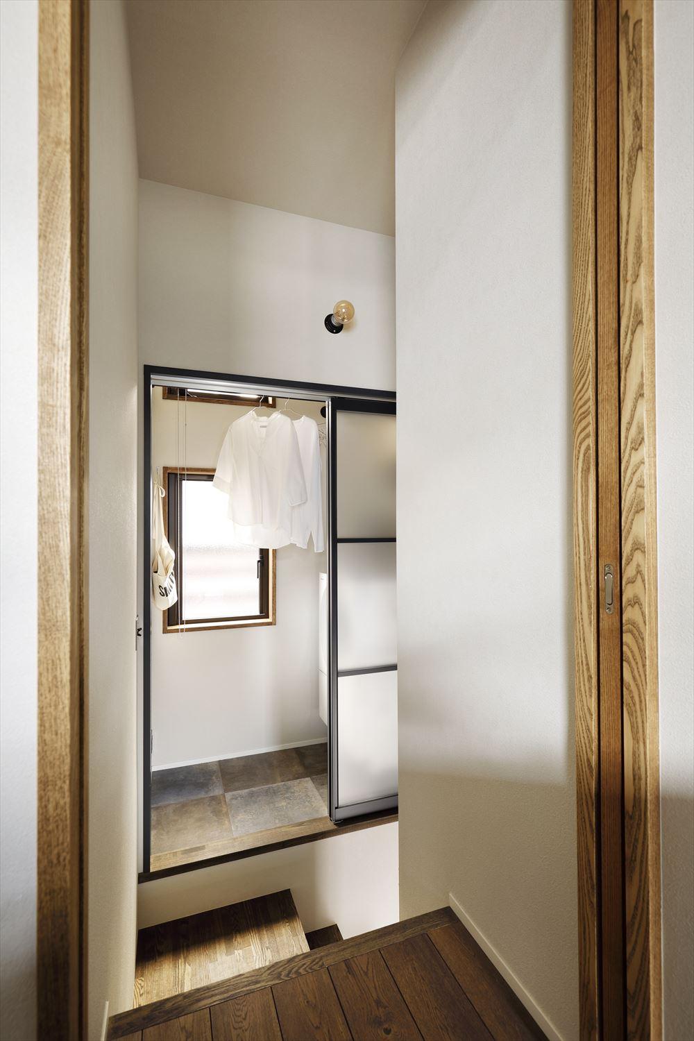 中二階の様子。
窓もあるので、風通しが良く、洗濯物も気持ちよく乾く。