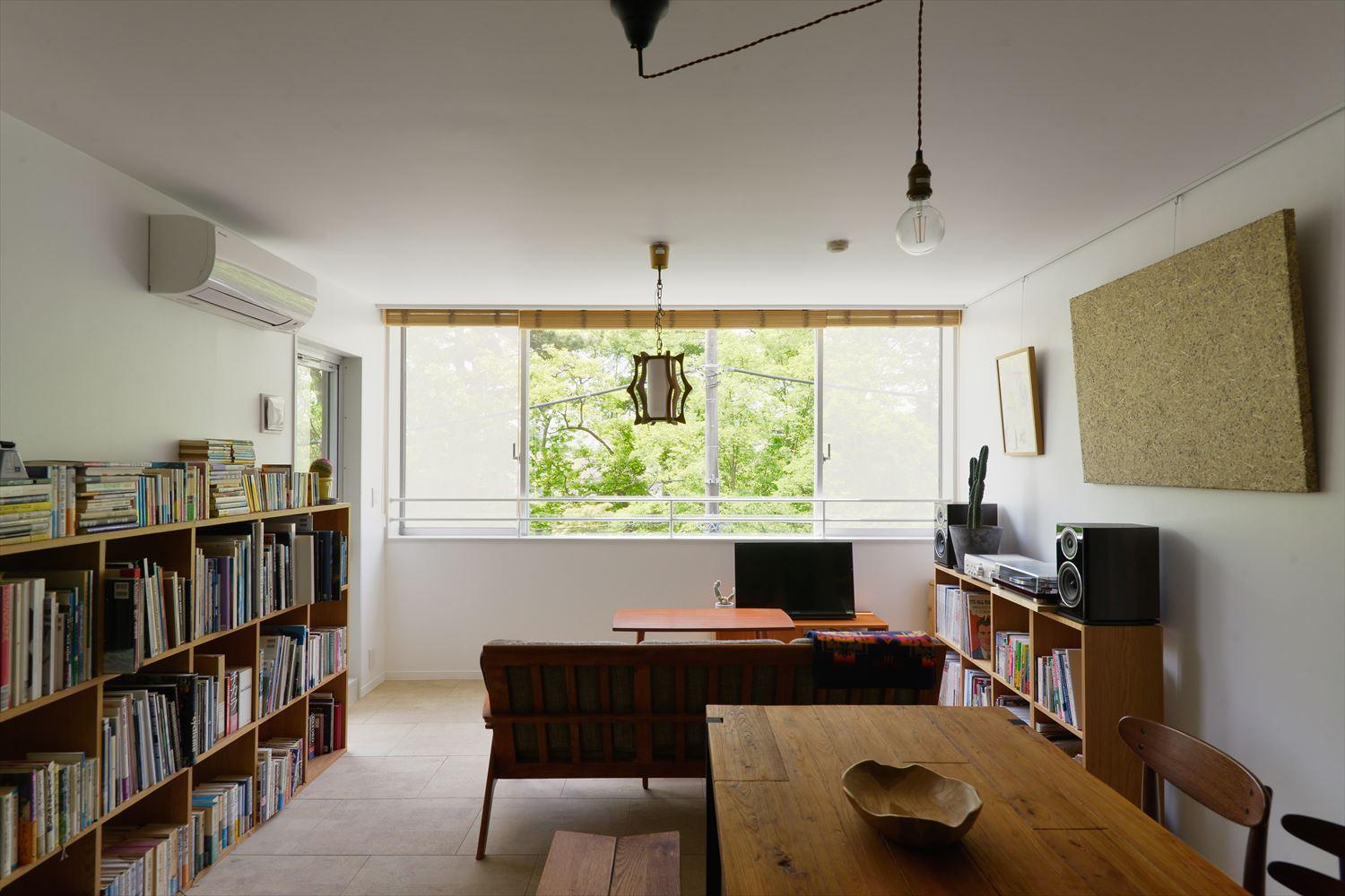 隣接する公園の緑が楽しめるLDK。
ソファに座ってくつろぐとき、キッチンに立って料理をしているとき、正面のピクチャーウィンドウを通して、四季折々の風景を楽しめる