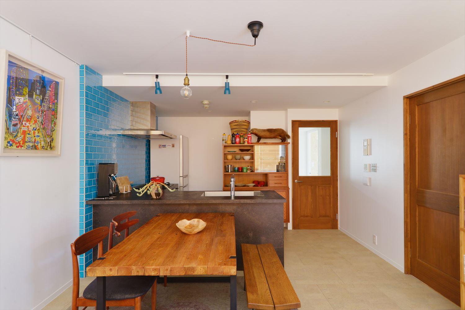 寝室につながる扉と、LDK入り口の扉は交換。
扉の色はお手持ちの家具と同系色にして統一感を