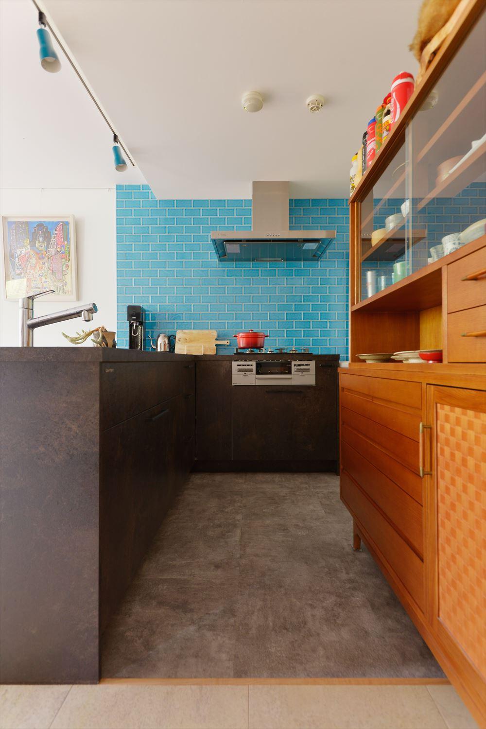 キッチンはお気に入りの食器棚を中心にレイアウト。
シックなグレーのキッチンに合わせて床のフロアタイルでアクセントカラーが映える