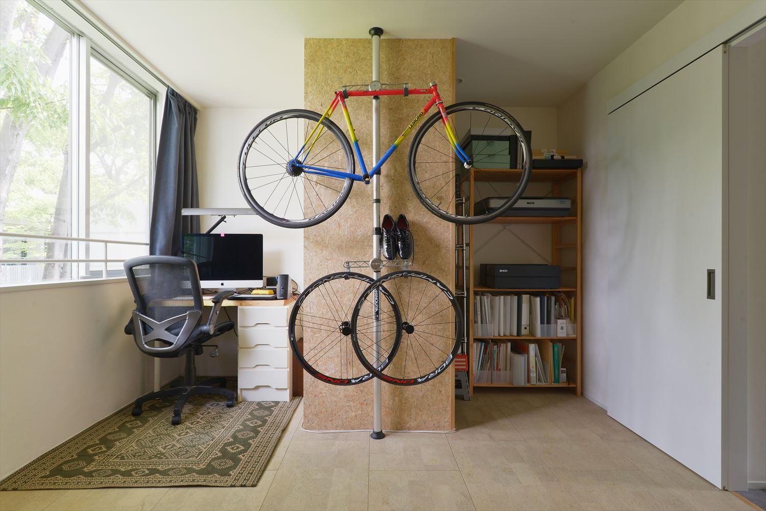 北側の部屋はアトリエスペースに。
奥にはお仕事に必要な資料庫を設けた。アトリエと寝室の壁はDIYで漆喰塗に挑戦