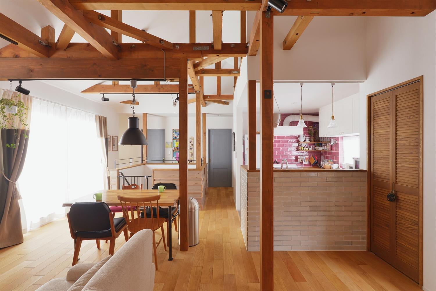 2階は個室と水廻り以外をすべてつなげて、開放的なLDKに。
居室とつながる階段裏のスペースにはおもちゃ収納やマガジンラックを造作