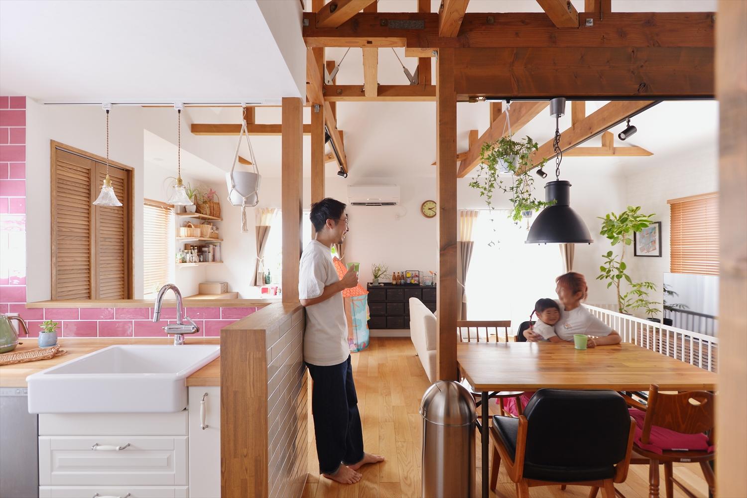 リビング・ダイニング、キッズ＆スタディスペース、そしてプライベートエリアを残した柱を利用して緩やかにゾーニング。
あらわしの梁にはグリーンをかけたりと、インテリアも楽しまれている