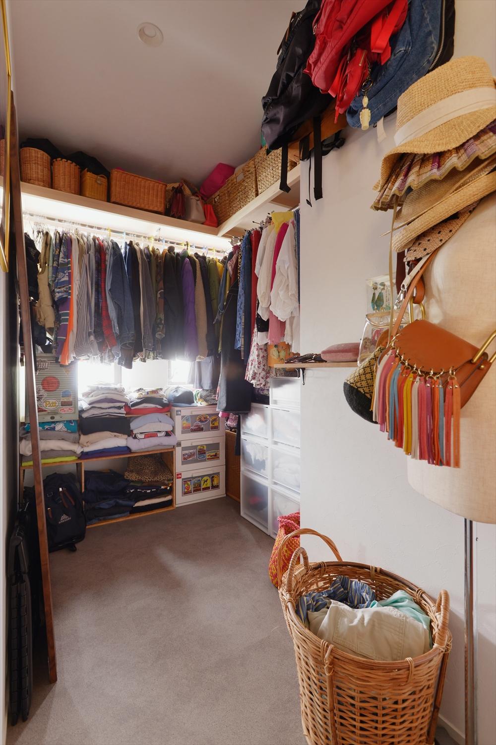 たっぷり収納できるウォークインクローゼット。
衣類だけでなく、普段使わないものや季節のものなどもしまっておけて便利。既存の窓はそのまま活かして風通しも確保