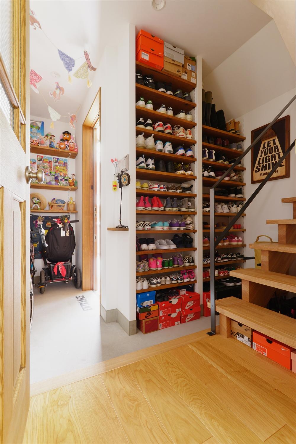 子世帯用の玄関ホールには広めの土間空間を確保。
今はベビーカー、ゆくゆくはお子さんの自転車も収納できる。
ホール側には天井までの靴収納を造作。たくさんの靴もスッキリ収納できた。