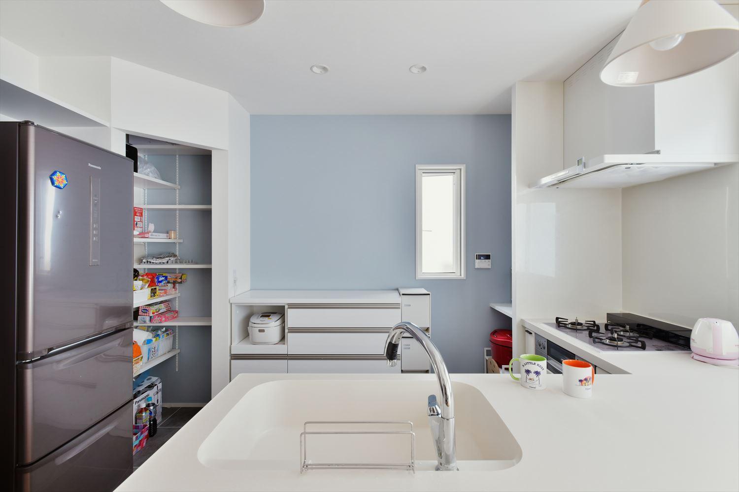 L字型のオープンキッチンにはこだわりがいっぱい。配置や収納の工夫でできるだけ家電などを隠し生活感がでないようにしている