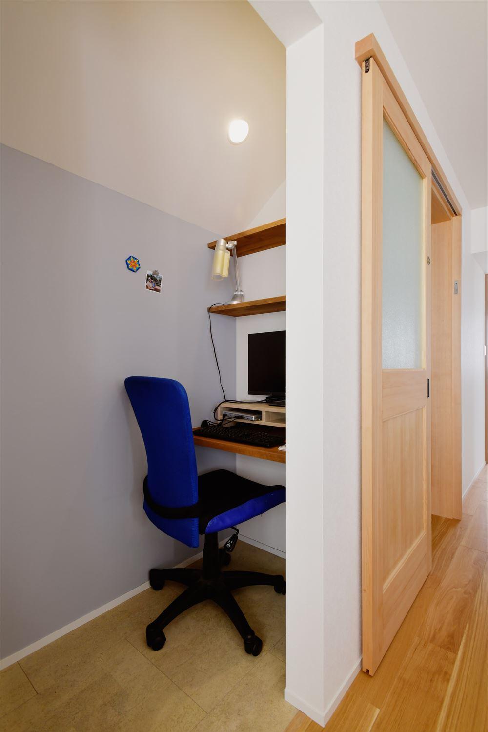 リビングの一角に設けた隠れ家のような書斎スペース。扉はなくても程よい「こもり感」があり、仕事に集中しながら家族の気配も感じられる