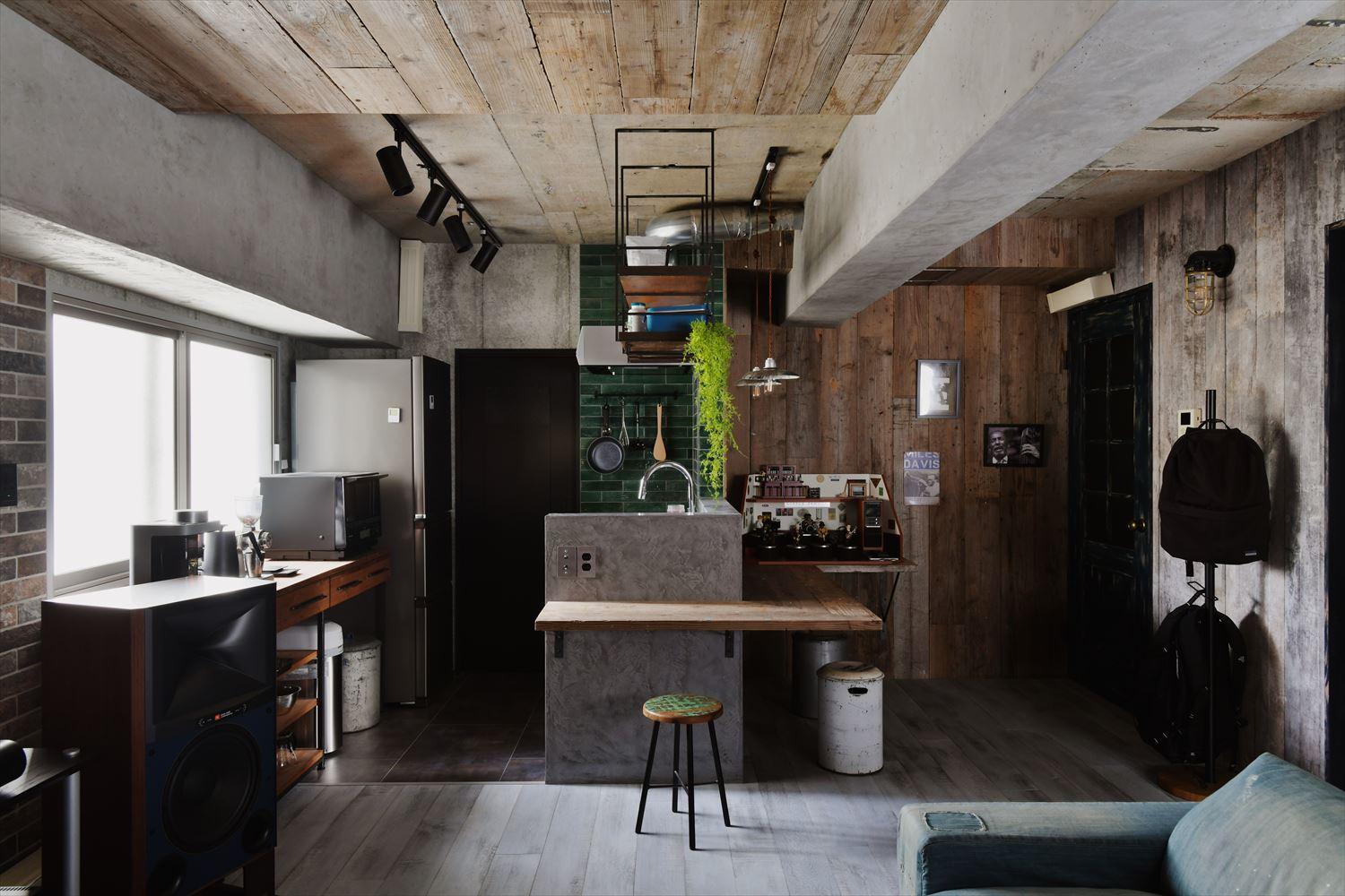 既存の内装をすべて撤去して、スケルトン状態に。
そこからさまざまな素材を組み合わせてイメージした空間を実現していった。天井は一部に足場板をそれ以外は躯体表しでラフに仕上げた