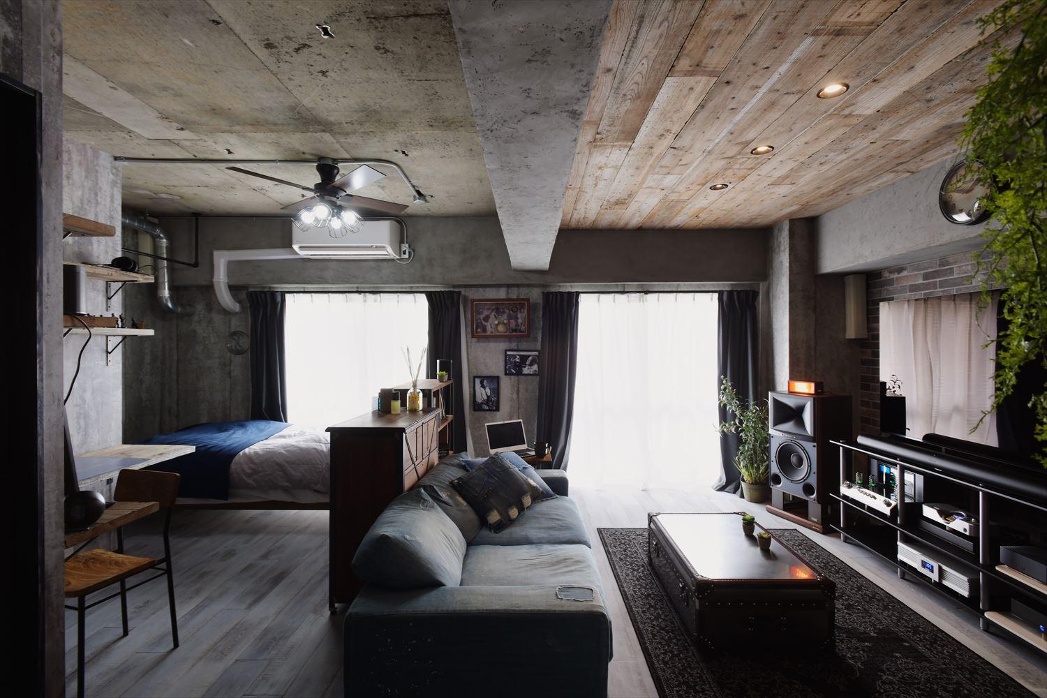 間仕切り壁でゆるく仕切られていた室内を完全なワンルームに。床は使い込まれた雰囲気のあるオールドオークのフローリング。本格スピーカーの重低音を楽しめるよう、床下に吸音材を充填して防音対策をしている