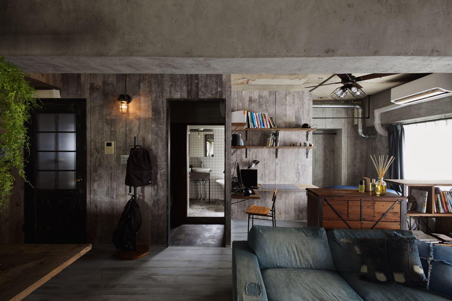 洗濯機置き場の分を張り出すように拡張した水廻り。普段は開け放しておける引き戸で換気もしっかり。
正面かべのコンクリート風壁紙はIさんがご自身で見つけて支給されたもの