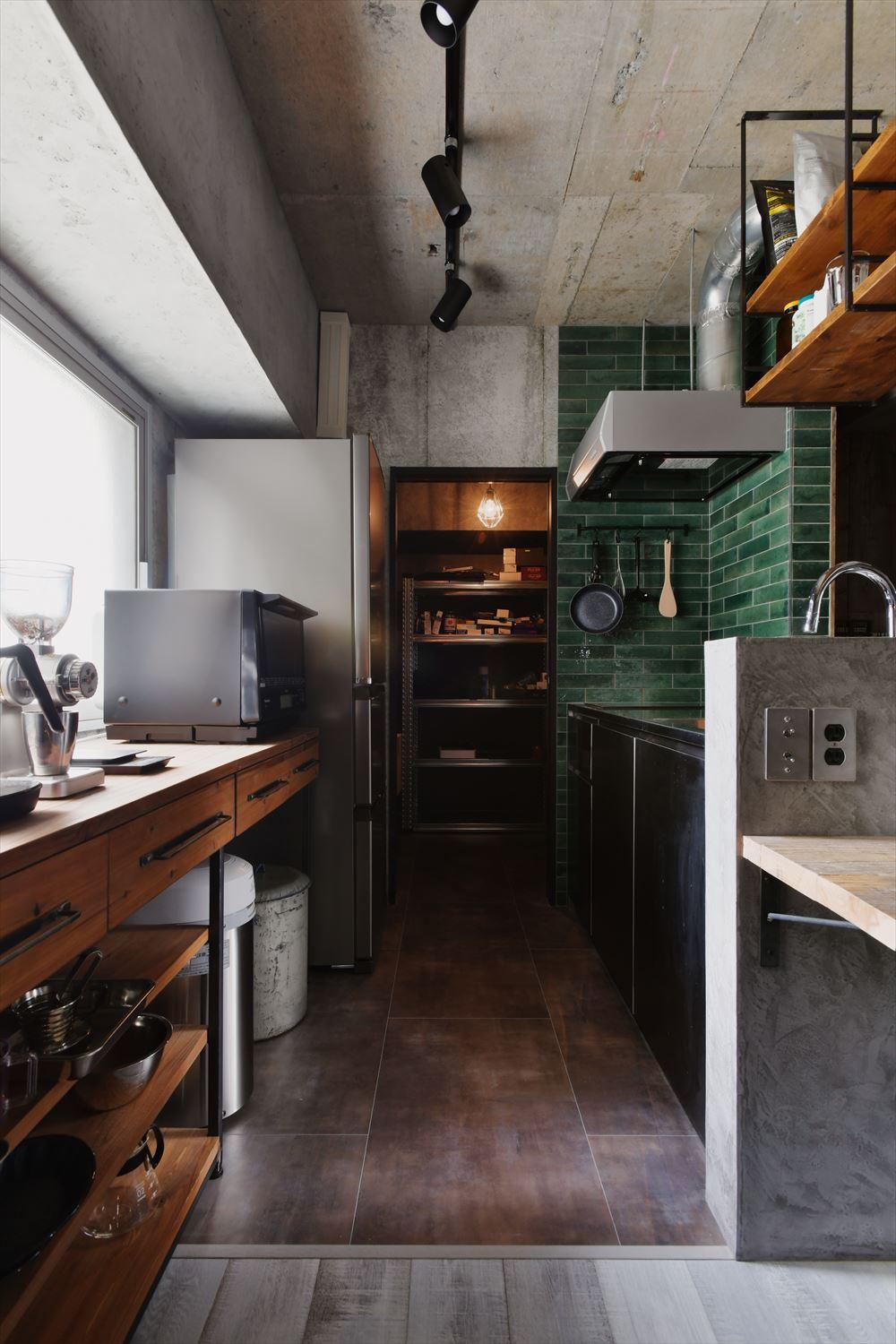 キッチンはコンパクトに。もともと収納だった空間を活かしてパントリーを設置した。キッチンカウンターはモールテックス仕上げ。食事ができるカウンターテーブルも付けた