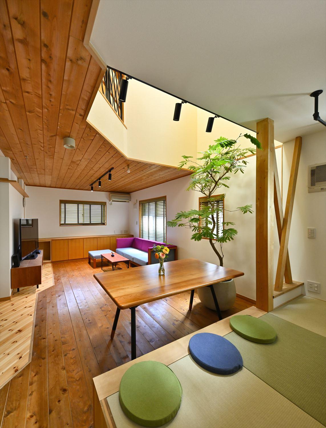 キッチンカウンター前に作ったベンチには、撤去した和室の畳を再利用。畳を持ち上げると収納が現れる。普段使わない季節ものなどの収納に便利。