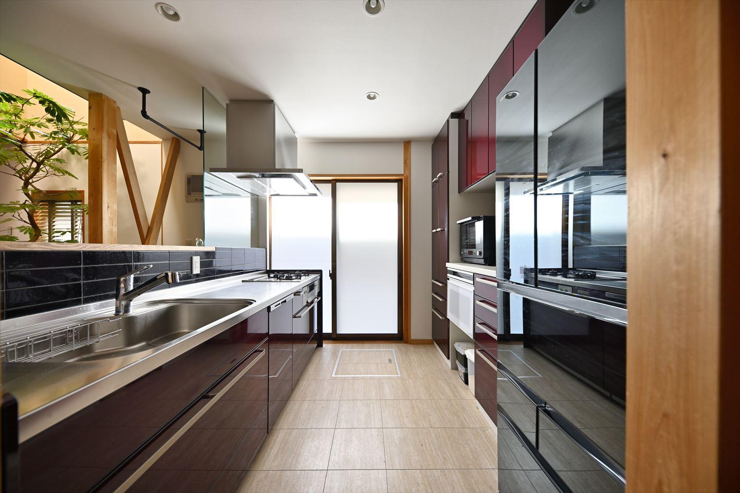 キッチンは使いがってを考慮して選択。手元が隠れる高さのカウンターでリビング側から見てもすっきり