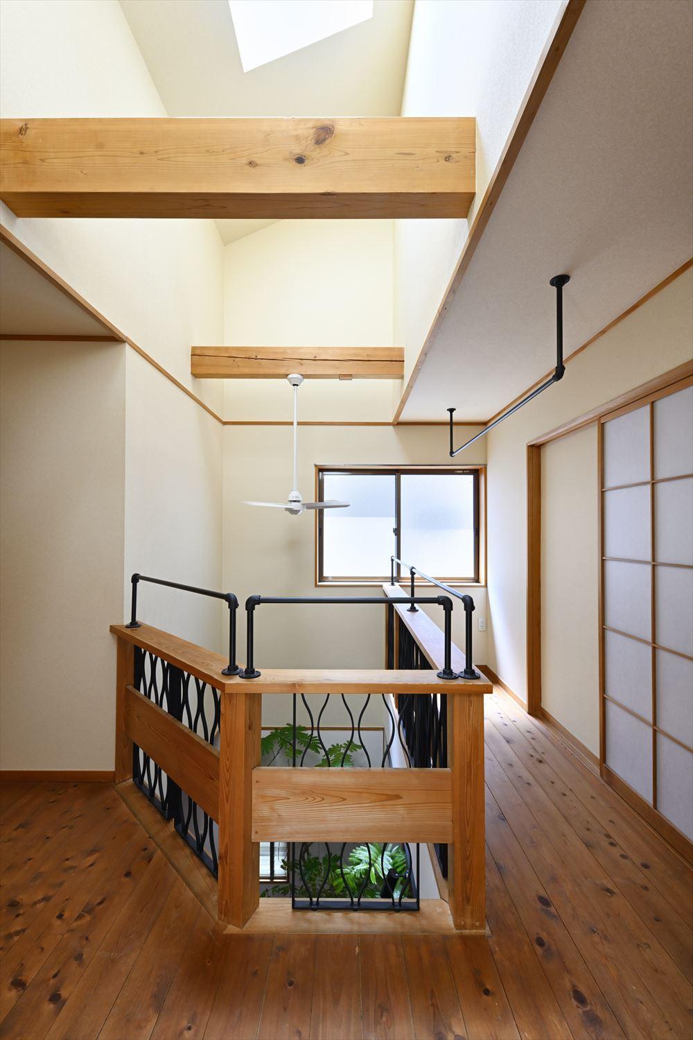 2階廊下には、アイアンの室内干しバーも設けました。「すぐに乾きますし、天気に左右されずお洗濯できるのがうれしいですね」との事でした。