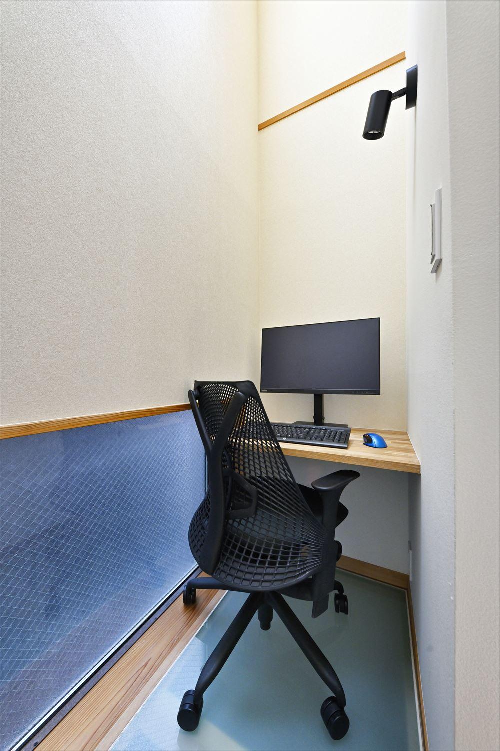 元々キッチンの上にあった吹き抜けは2階部分の床に強化ガラスを入れ、1階に光を通しつつ、空間として活用できるように。デスクを造作して、書斎として活用されています。