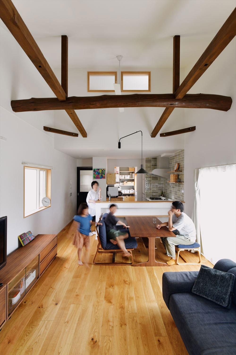 LDKは縦横に広げて明るく開放的な空間に。
既存の梁がアクセントになって空間的な広がりがいっそう感じられる。
キッチン上部にあるロフトは室内窓を設け、空気が流れるように。