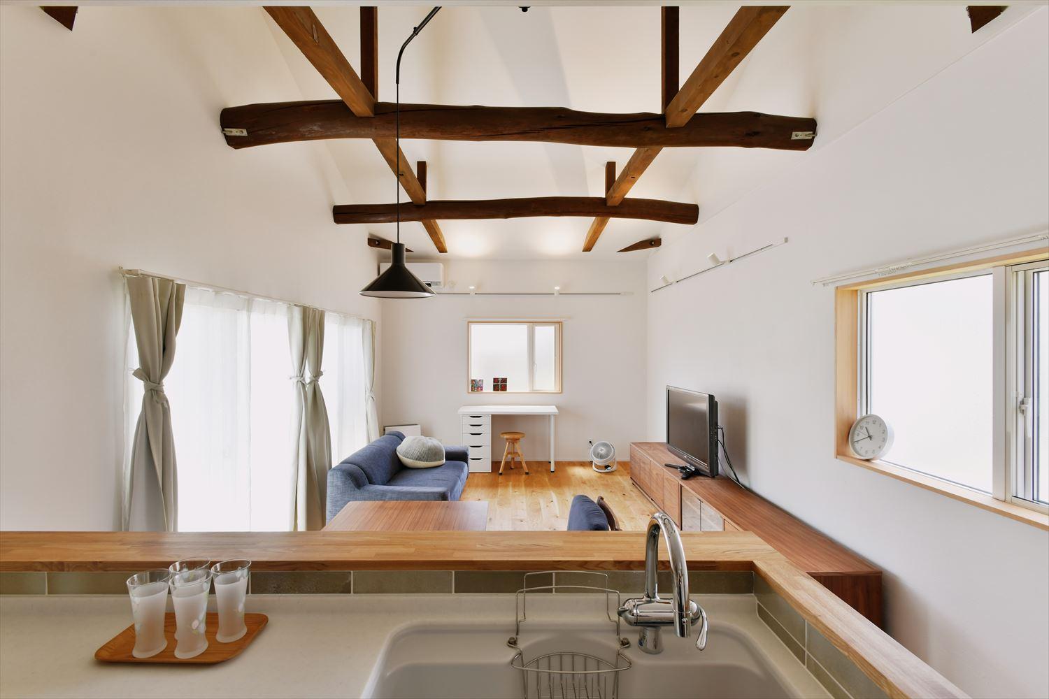 LDKはとなりの個室を取り込んで拡張。3方の窓から光と風が入る家族の憩いの場。
断熱材の充填とインナーサッシのっ設置で結露や寒さ・暑さ対策も万全。