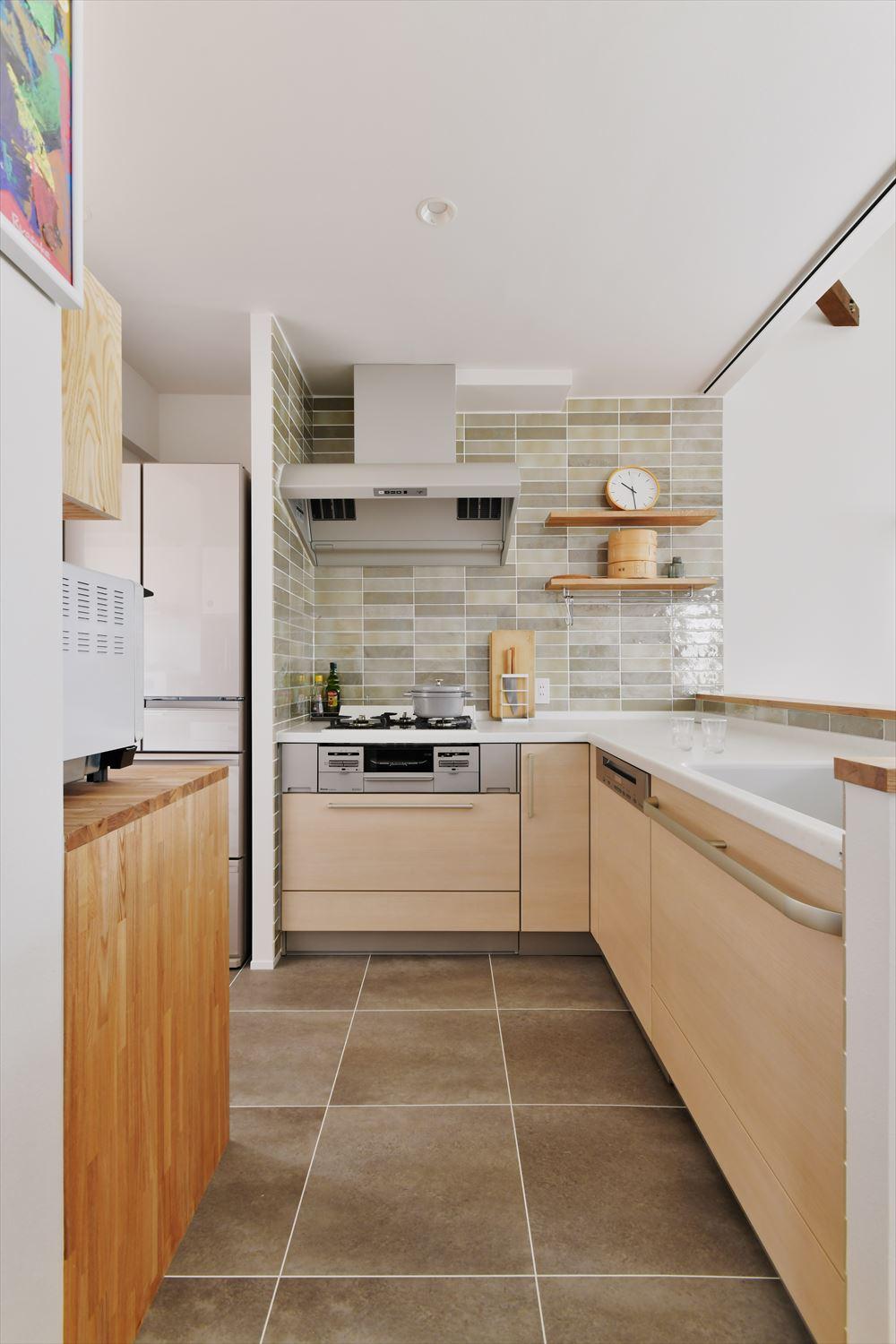 吊戸棚や間仕切り壁を取り払い、オープンになったキッチンは作業スペースもたっぷりとれるL型に交換。
キッチンには容量たっぷりの食洗器も設置。後片付けも便利だそう。