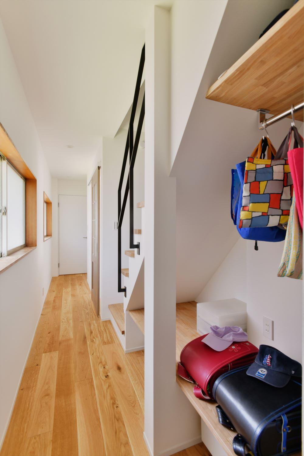 新たに設けたロフト階段の下はお子さんたちの収納スペースに。ランドセルや学用品、上着もおけるので、ご飯を食べたらまっすぐ玄関に直行できる！
ロフト階段で高さができた分、長い廊下の閉塞感も払拭された