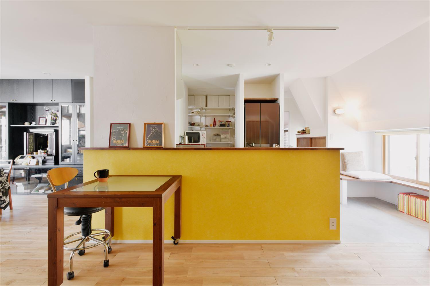 キッチンはアイランド型に。背面にはたっぷりの収納力を持つパントリーを設けた。キッチン右側からは寝室～ウォークスルークロゼットに続く裏動線がある