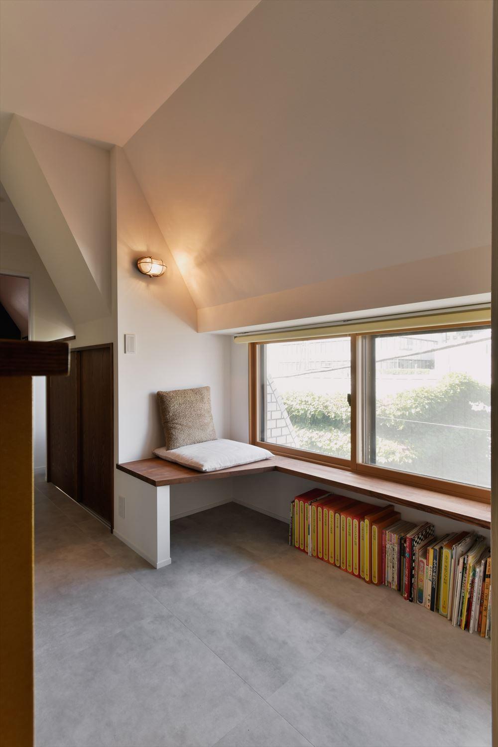 キッチン横のスペースは既存の窓を活かしてヌックのようなくつろぎ空間に。カウンターベンチに座って読書をしたり、お茶を飲んだりしながら、ゆったりした時間が過ごせる