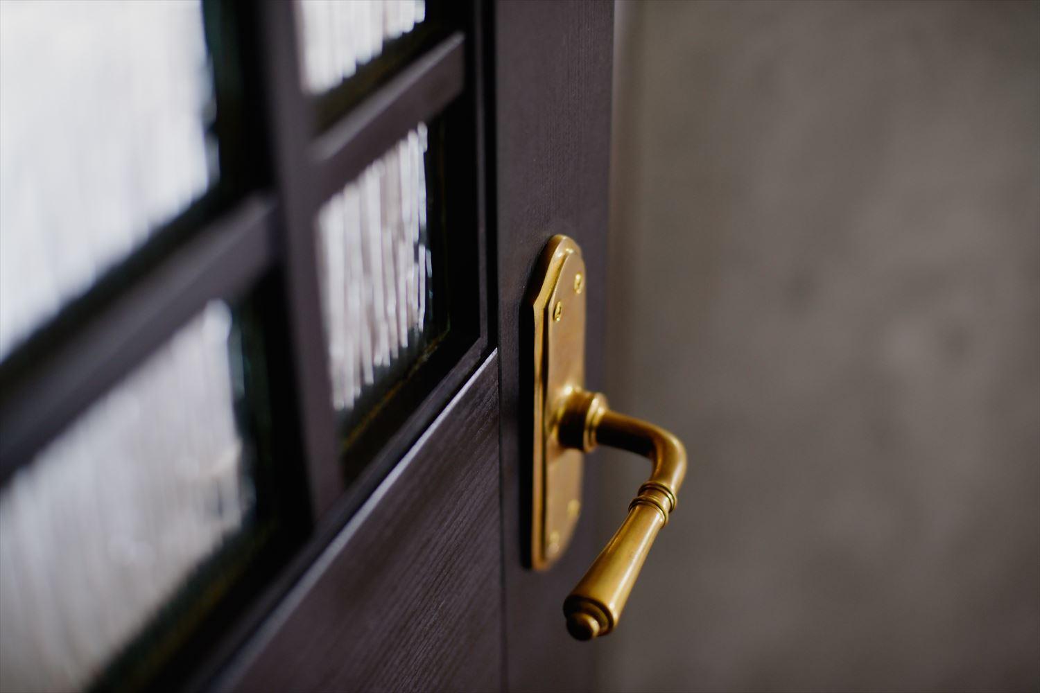 間取りは変更せず、フローリングも既存利用。壁と天井、建具を変えて好きなテイストを表現している。リビングドアの取っ手やスイッチパネルなどディテールにこだわりを