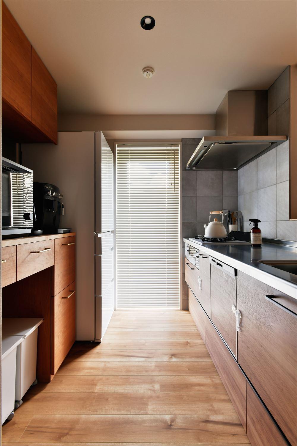 築浅で設備機器も十分使える状態だったので、キッチン以外の水廻り設備は既存を利用。「キッチンは好きなデザインにしたい！」と気に入ったものに交換した。ステンレス天板で収納部は木目、ガスレンジ周りはグレーのタイル貼りと空間全体との統一感も意識