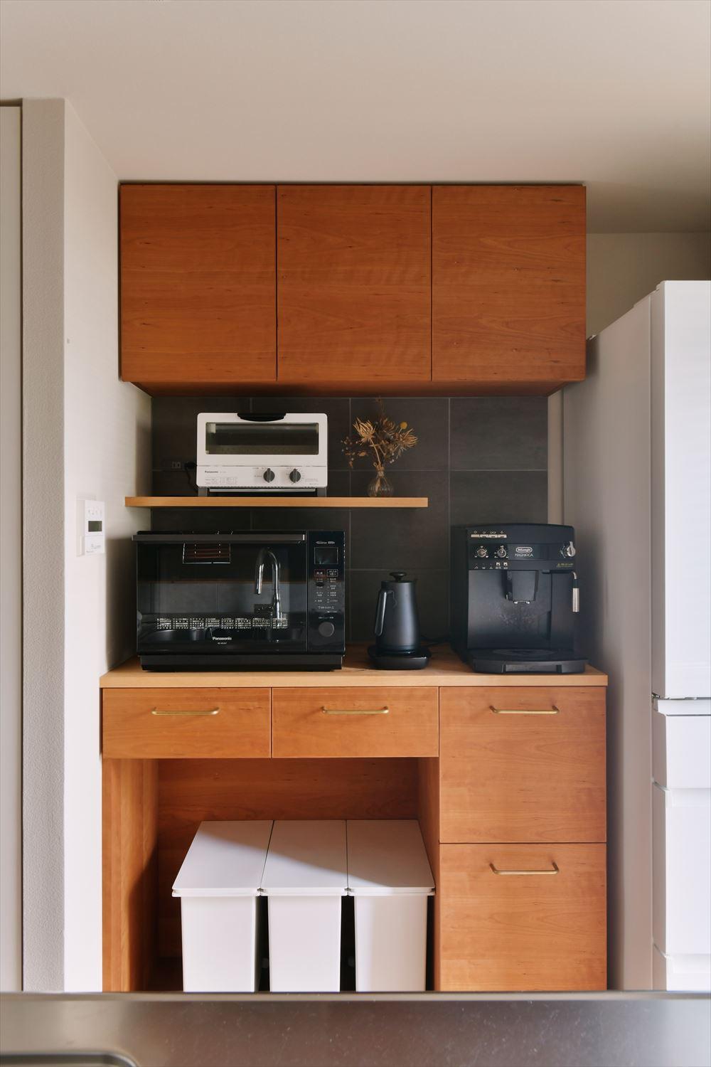 キッチンの背面収納はどこに何を置くかを打ち合わせながら設計・造作。デザインテイストはイメージに近い画像で共有。すべてがぴったりのサイズ感で仕上がっているから使い勝手も抜群