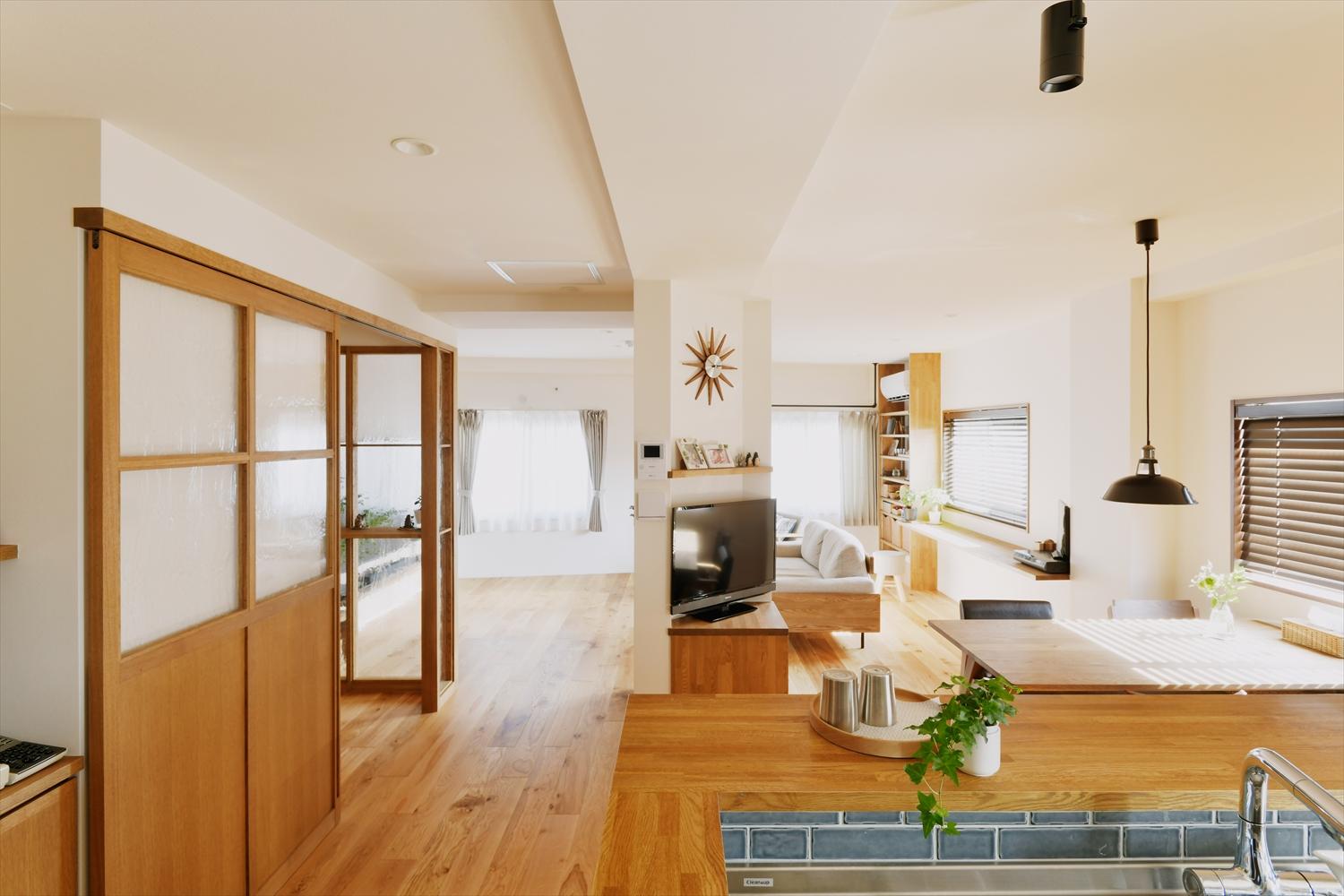 既存の居室もつなげて広々としたリビング・ダイニングスペースを確保。TV壁に利用したパイプスペースは、工事中に斜めにカットしても支障のないことがわかり、活用することに。緩やかに空間をゾーニングする役割も担っている