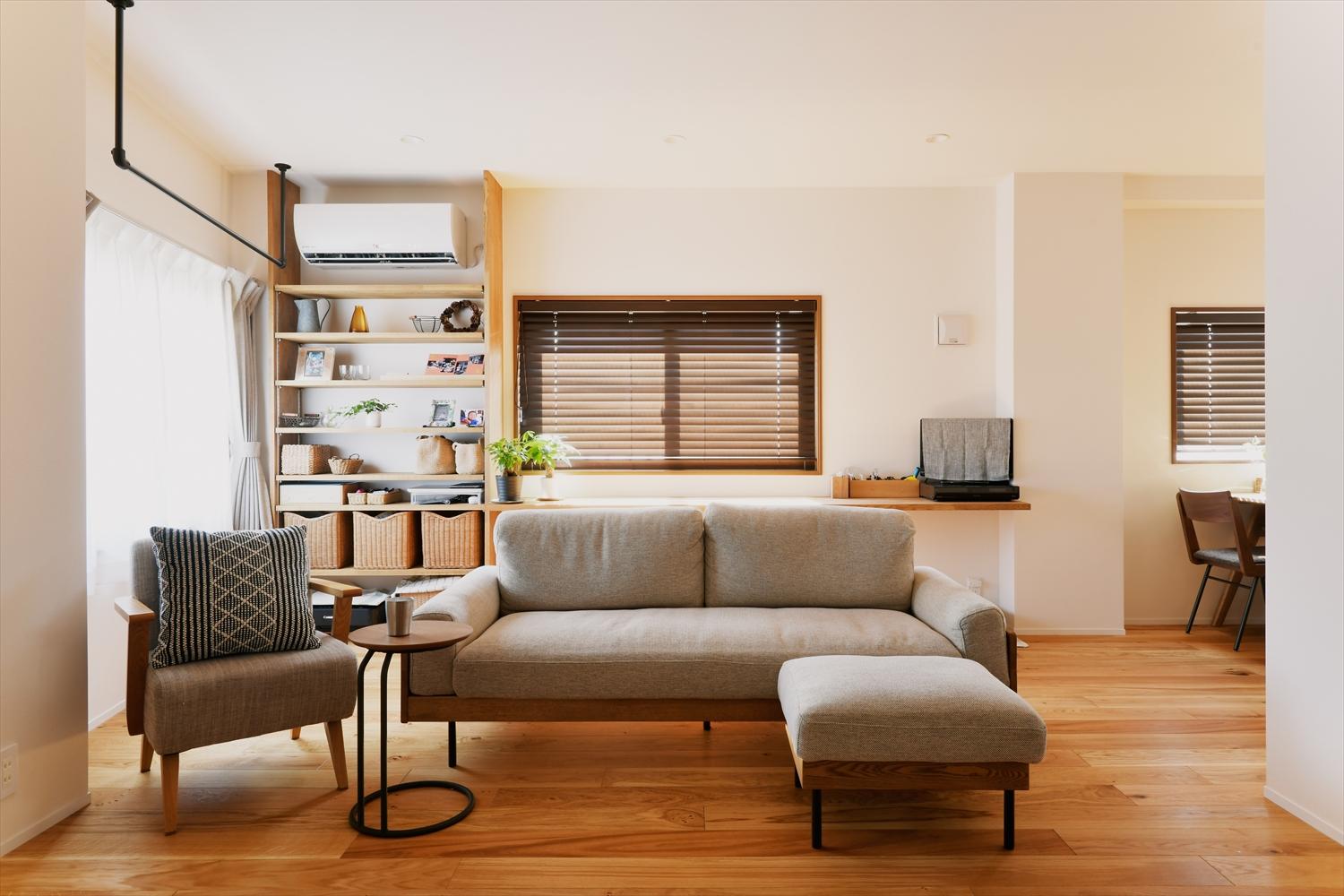 ソファ背面の窓辺に家族共用の造作パソコンデスクと書棚を設置。在宅ワークや趣味のスペース、お子さんのスタディコーナーと多目的に使える。