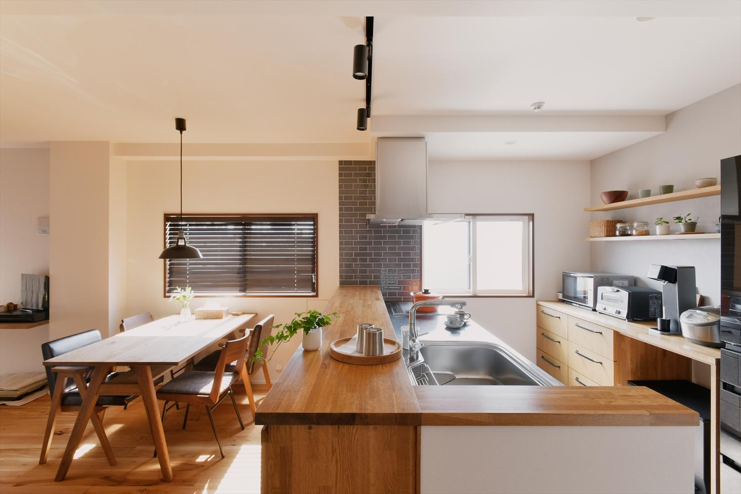 キッチンカウンターはダイニング側を収納に。キッチン背面にもカウンター収納を設置し、居室側には壁面収納もレイアウト。LDK周りの収納はしっかりと確保した。