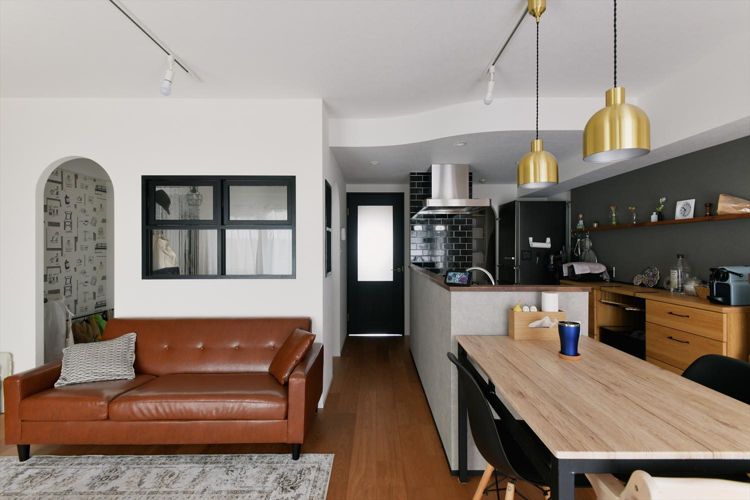 隣接する和室を撤去し、広いリビングを実現。キッチンはアイランド型に変え、ダイニングテーブルと横並びにレイアウト。キッチン前にはスタディコーナーを配置。
個々が自分の時間を過ごしていても家族がつながるLDK