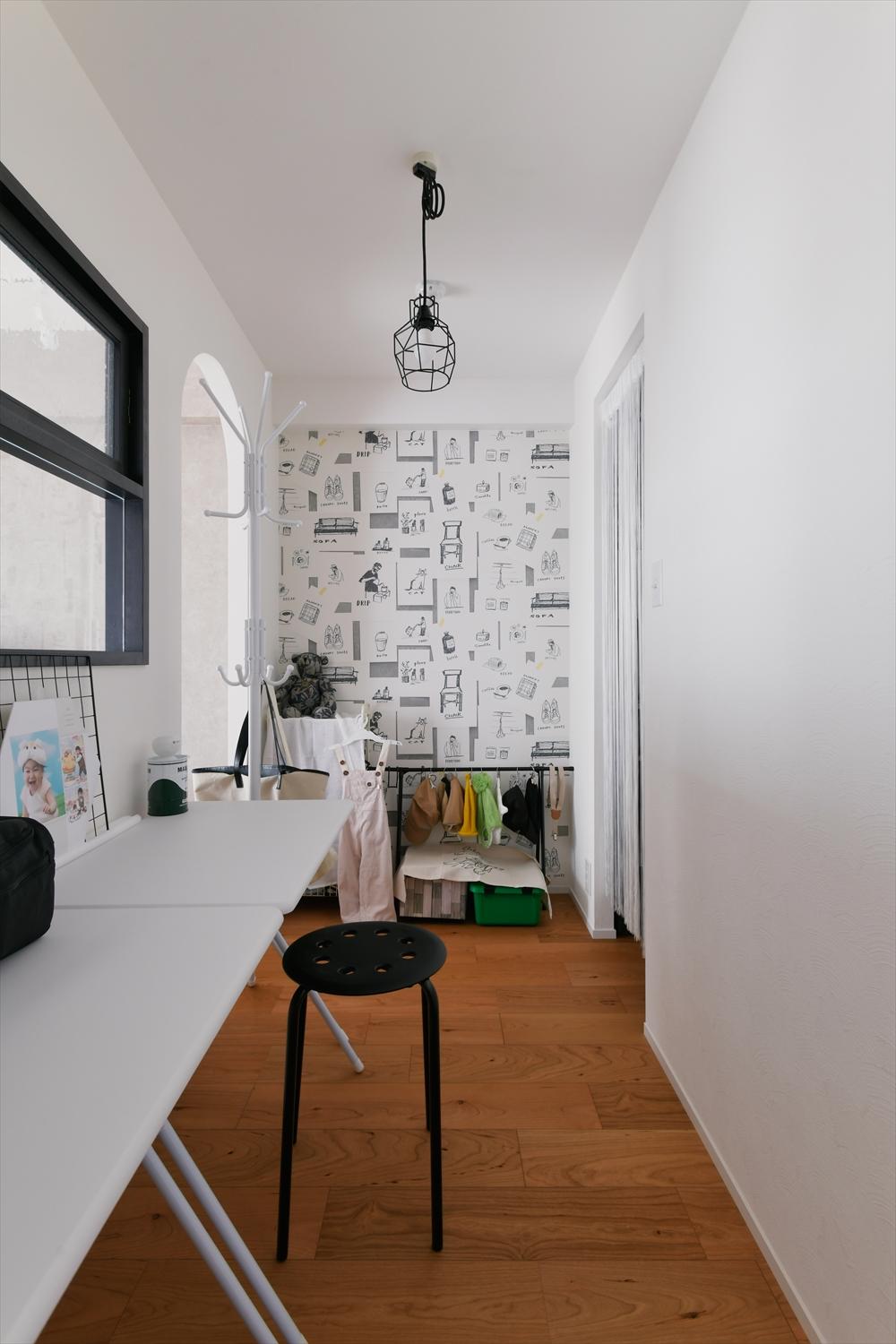 キッチン正面に配置したスタディスペース。あえて壁を立てて独立させ、集中できるように。
一方で大きな室内窓や建具のないRの開口で、LDKとのつながりも。
アクセントクロスもこだわって選んだ