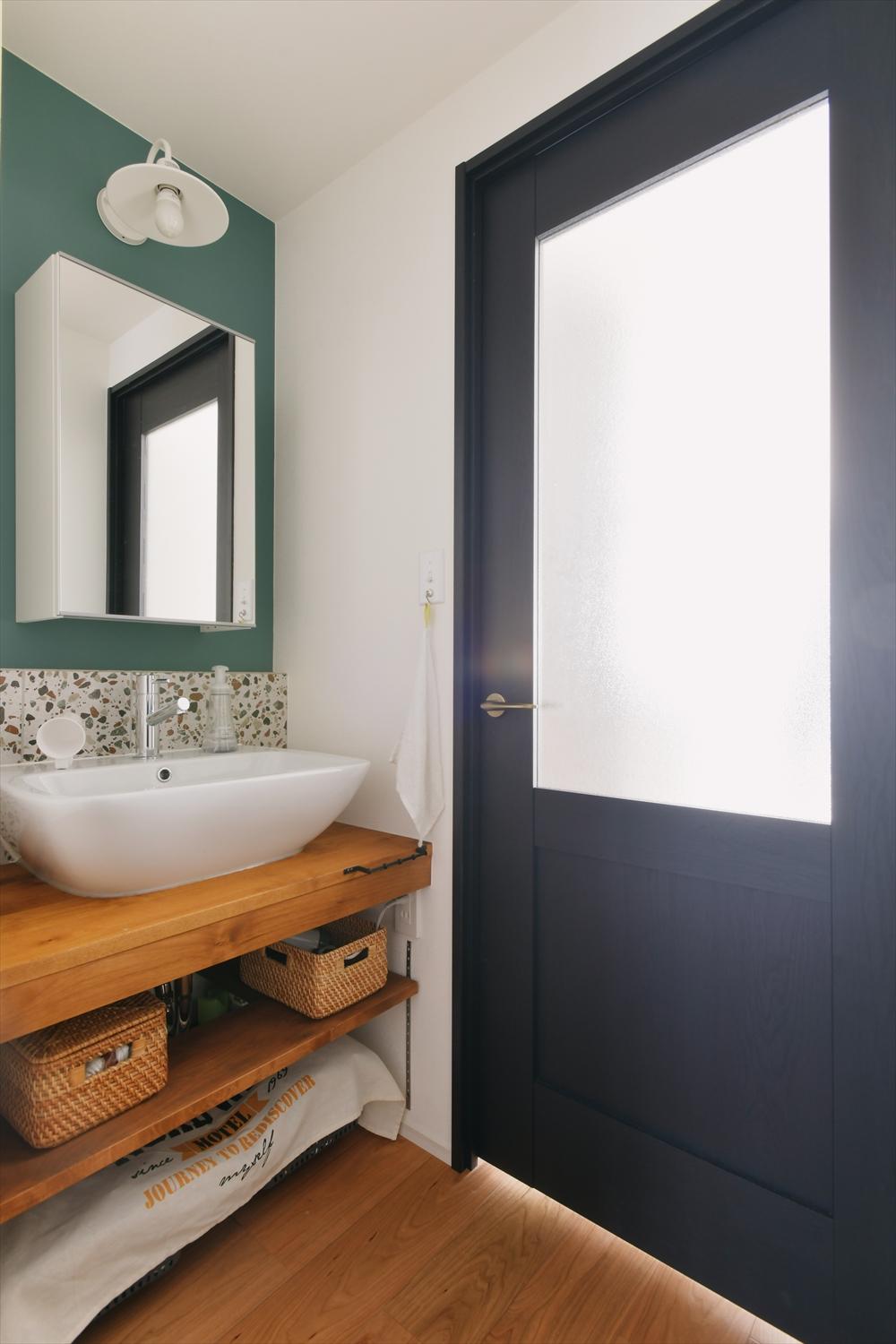 洗面は廊下のリビングドア前に移動。帰宅後、LDKに入る前に手洗いができる。来客時にも便利。
シンプルなデザインの造作に個性的なタイルがアクセントになっている