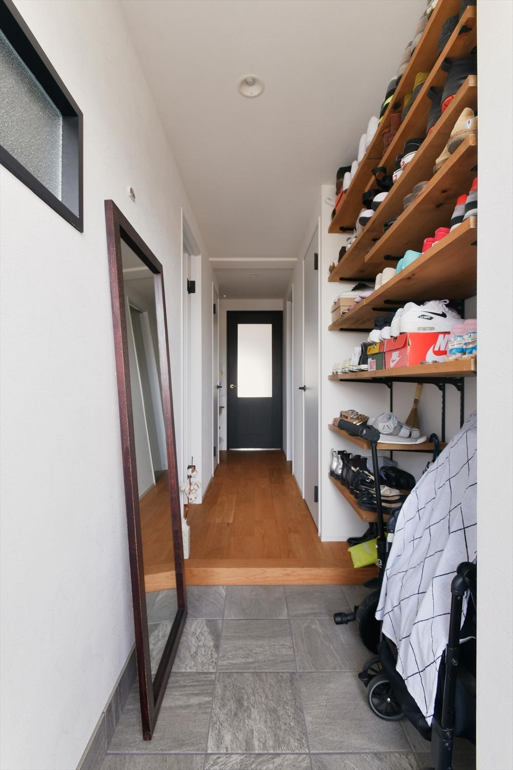 土間を広げて、靴収納をオープンな可動棚に変更。棚の下にはベビーカーたお子さんの遊具などをすっきりしまえる。
家族の成長やライフスタイルの変化に対応できる柔軟な収納