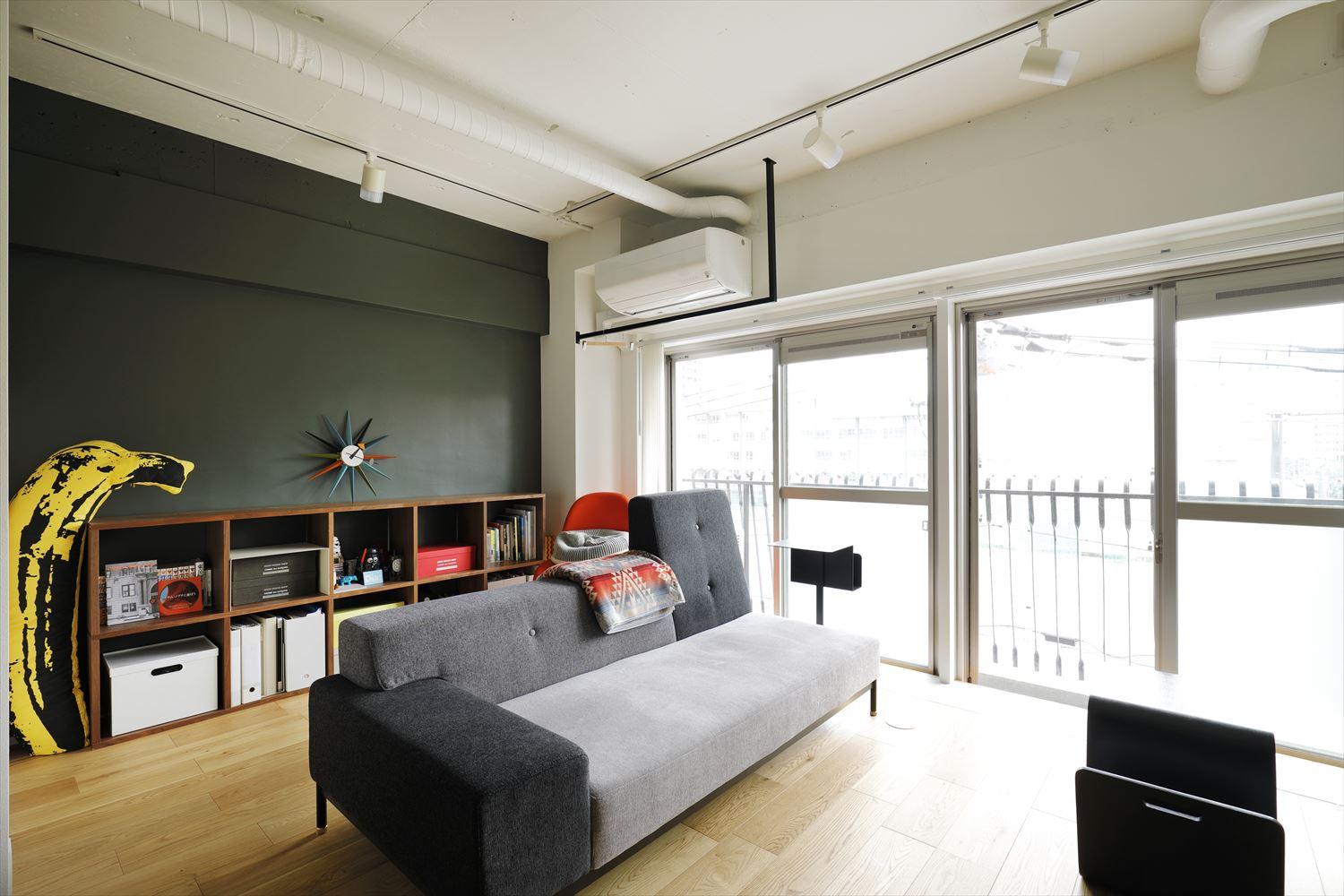 ゆったりとくつろげるリビング。こだわって選んだ家具と素材感のある内装がしっくり馴染む空間