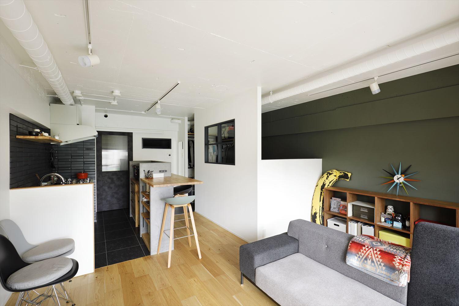 1LDKに分かれていた空間を一つにまとめ、一角にベッドスペースを。