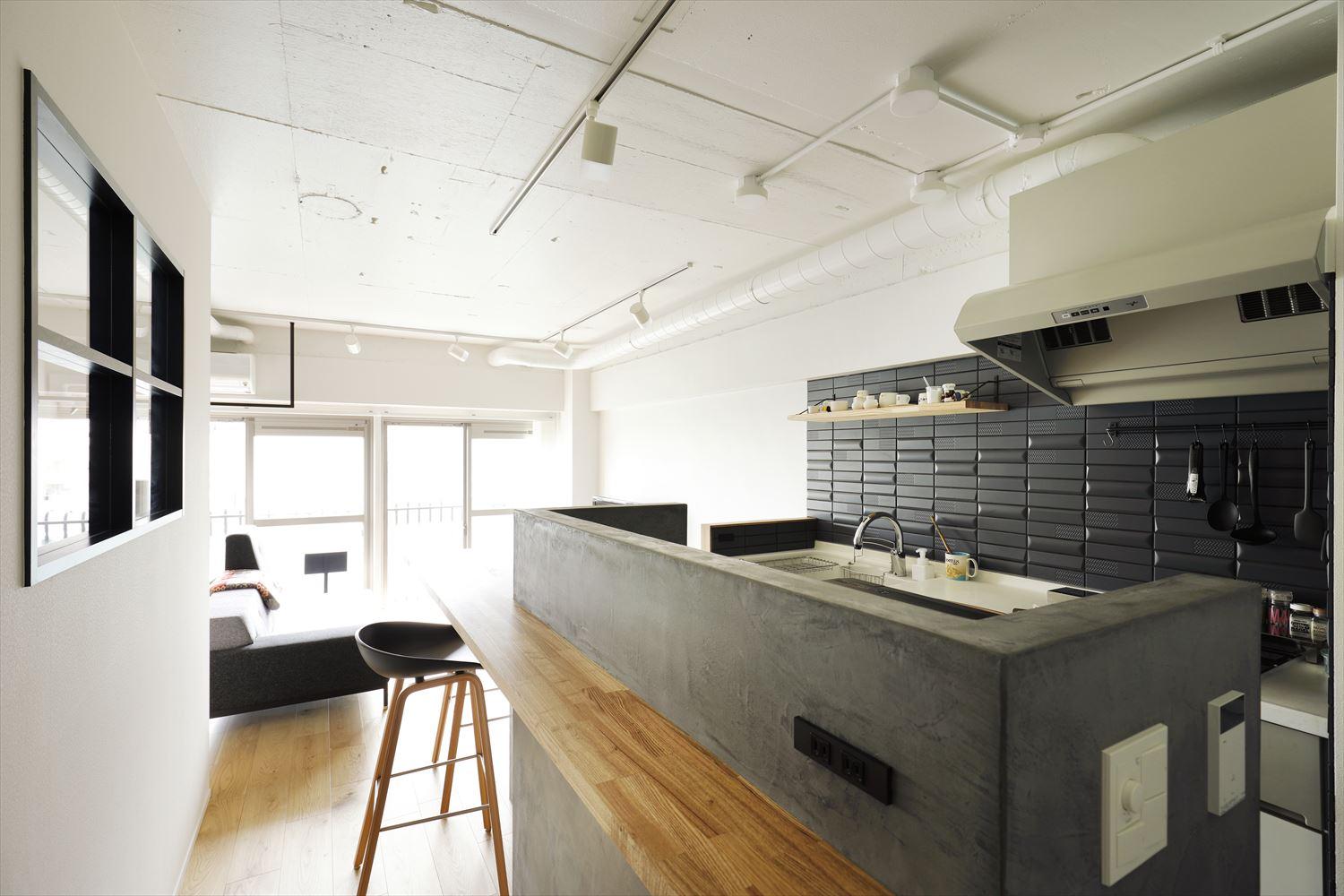 壁付のキッチン背面に収納と作業スペースを兼ね備えた大きなカウンターを設けた。