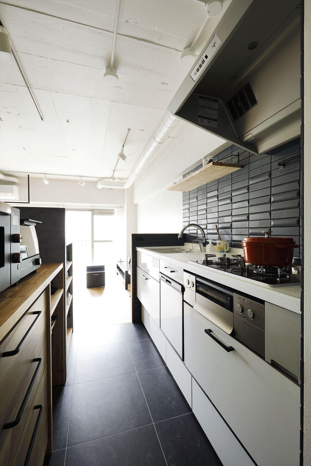 キッチンのタイルやカウンターのモールテックスなど素材感を意識した内装に。