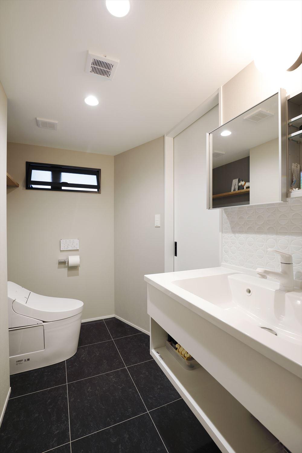 水回りはコンパクトにまとめ、居室スペースを大きく取った