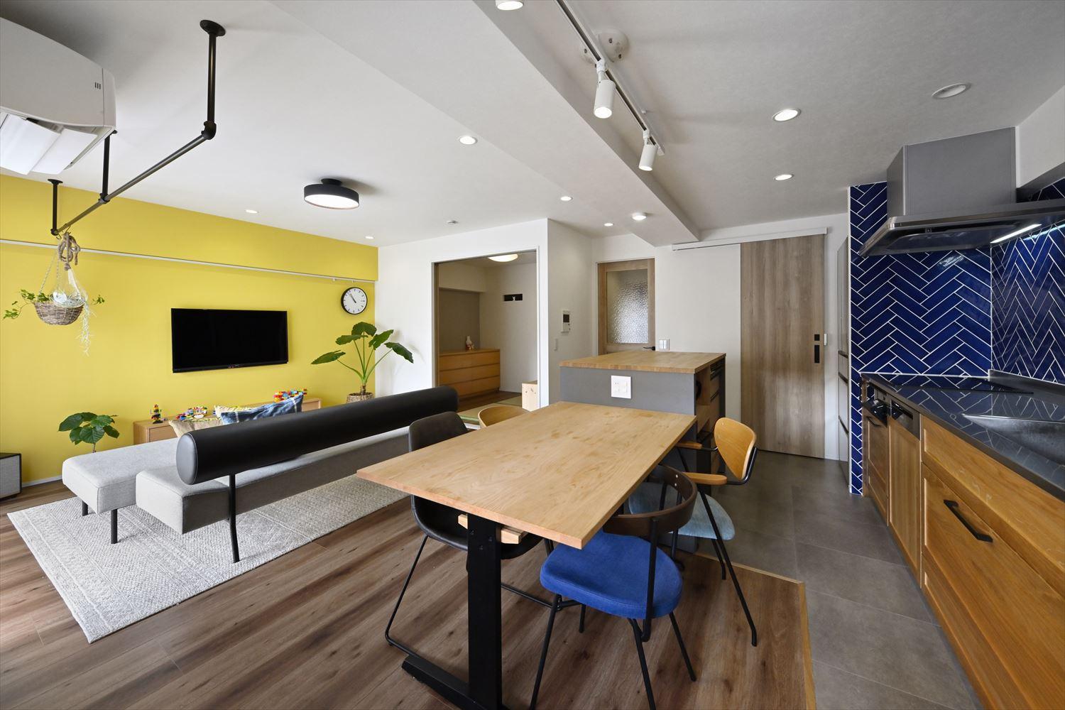 壁付のキッチンから直接配膳できる位置にダイニングを配置。調理後の配膳、片付けがスムーズ。キッチン後ろには広い作業スペースのあるカウンター兼収納を配置。家族で料理を楽し無にも十分なスペースに。