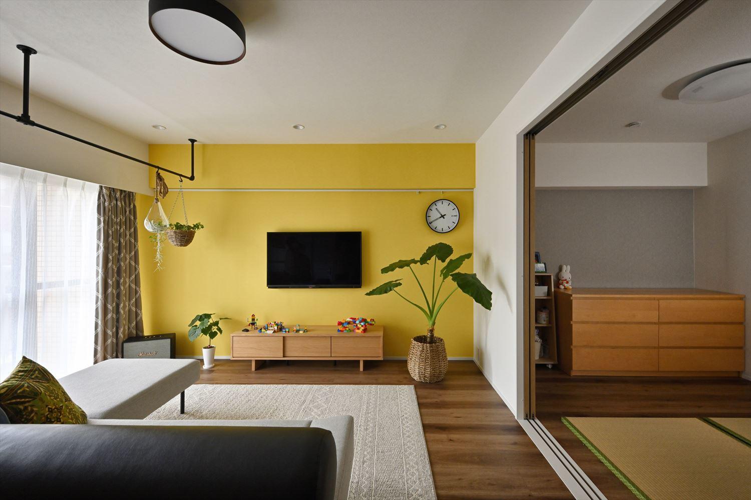 アクセントクロスが映えるリビング。隣の個室は今はキッズスペースとして活躍中。