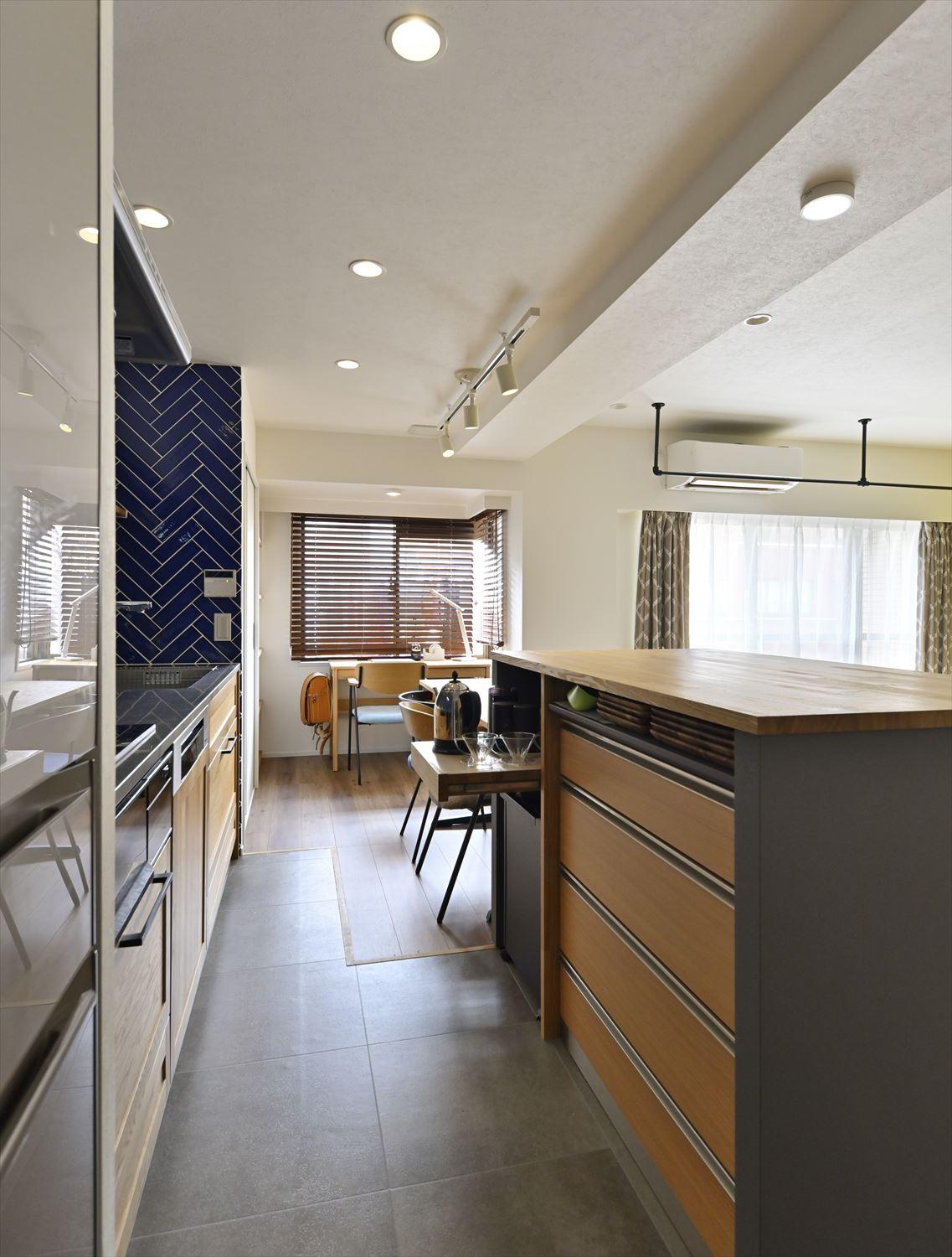 キッチン背面のカウンターにはこだわりのコーヒータイムのアイテムが一か所にまとまって収納されているので、さっと取り出して、いつでもまったりコーヒータイムを楽しめる