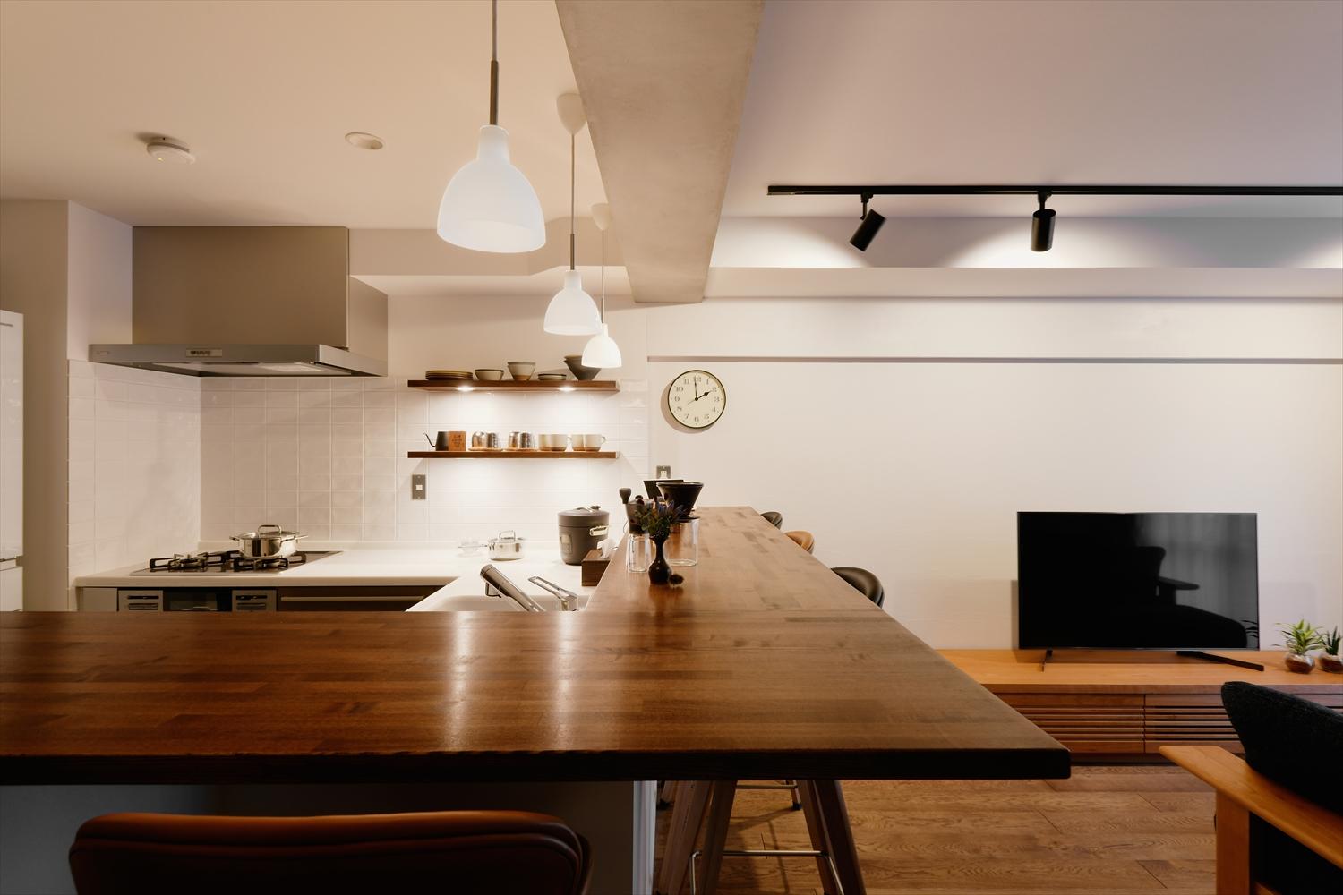 住まいの中心にあるキッチン周りは一番こだわったところ。「いつか友人たちを招いて食事やお酒を楽しみたい」とAさん