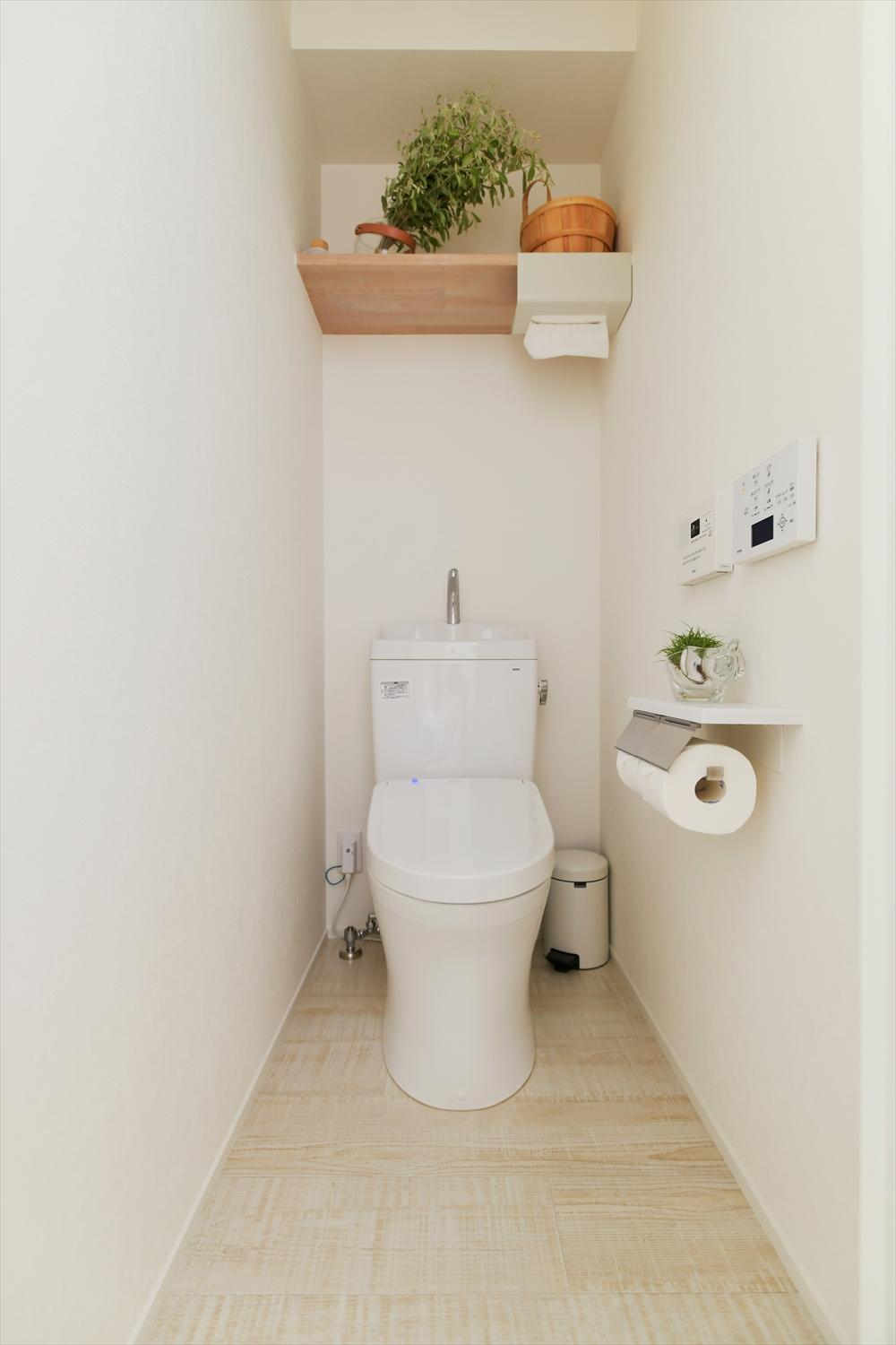 トイレも他のスペース同様白＋明るい木目色でスッキリシンプルな空間に