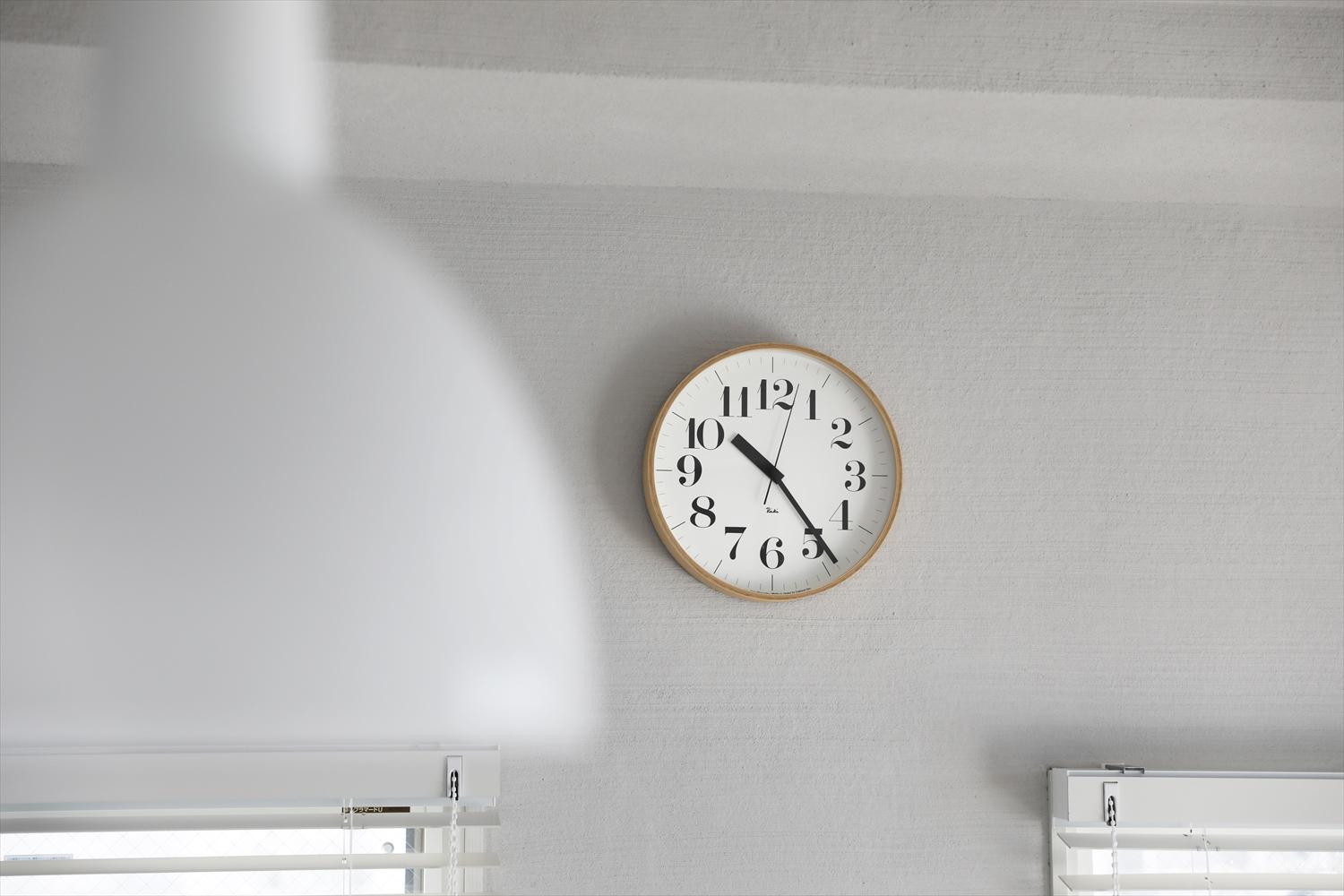 LDKの壁・天井は薩摩中霧島壁で仕上げた。質感や吸湿性はもちろん、時間ごとに変化する表情も味わいのひとつ。