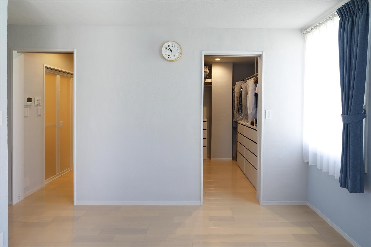 寝室。右手の開口は収納力のあるウォークインクローゼット。左手の開口は水回りへつながる。年を重ねてからの暮らしも想定し、水回りには直接アクセスできるようにした