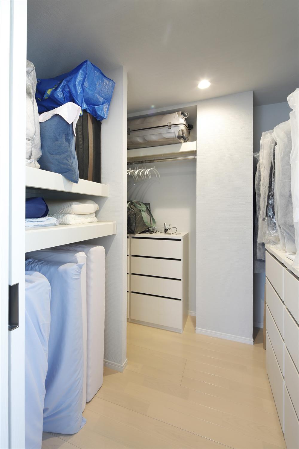 WICの中は作り込まず、お手持ちの家具を活用して、使い勝手良くアレンジできるようになっている