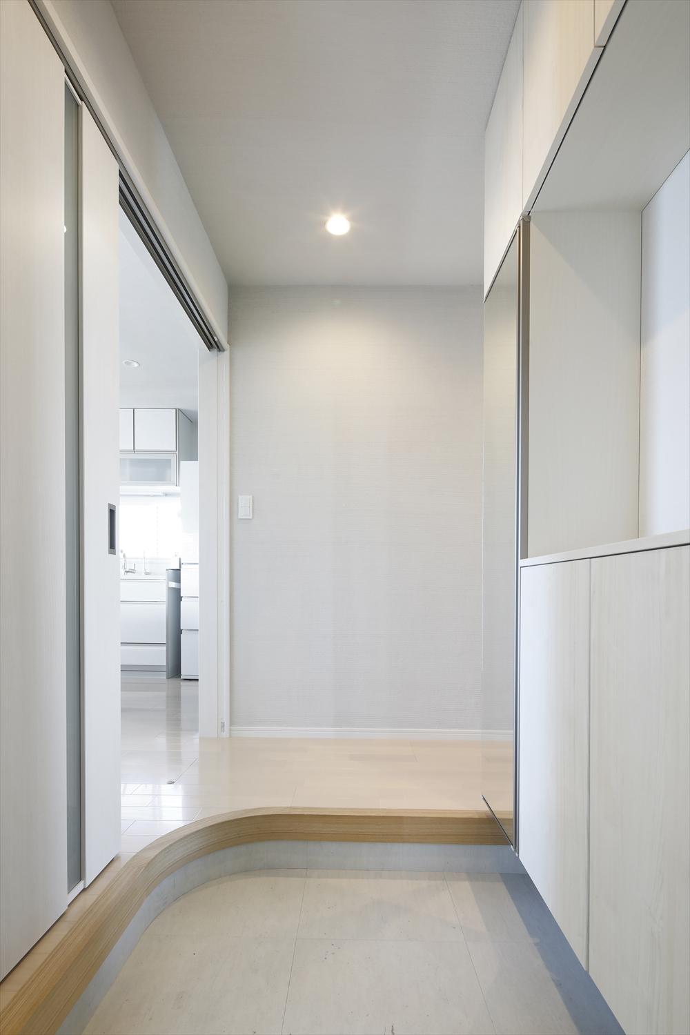 お二人暮らしのため、コンパクトにまとめた玄関